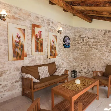 2 Bedroom Beautiful Home In Vodnjan Holiday home Vodnjan